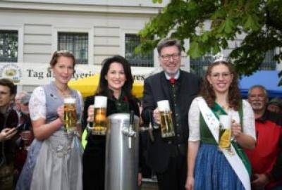 Der Bierbrunnen in München sprudelte