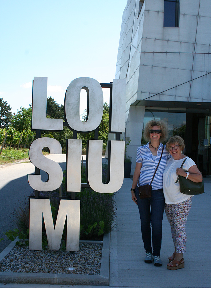 Vor der Weinerlebniswelt Loisium